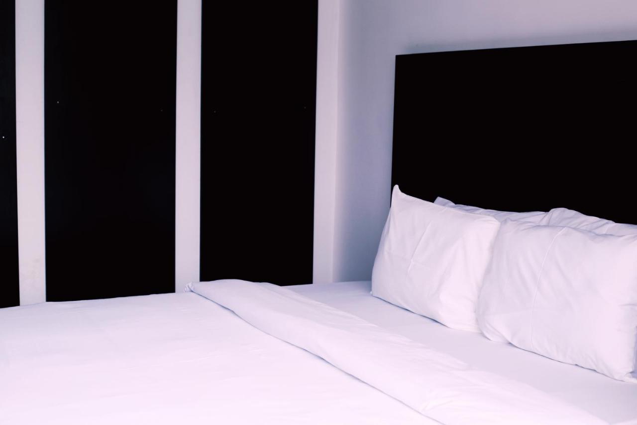 Hotel Capitol อีเคจา ภายนอก รูปภาพ