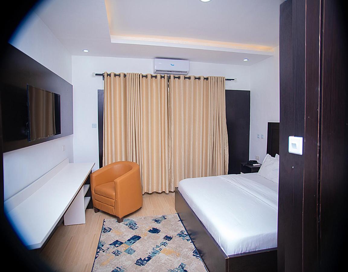 Hotel Capitol อีเคจา ภายนอก รูปภาพ