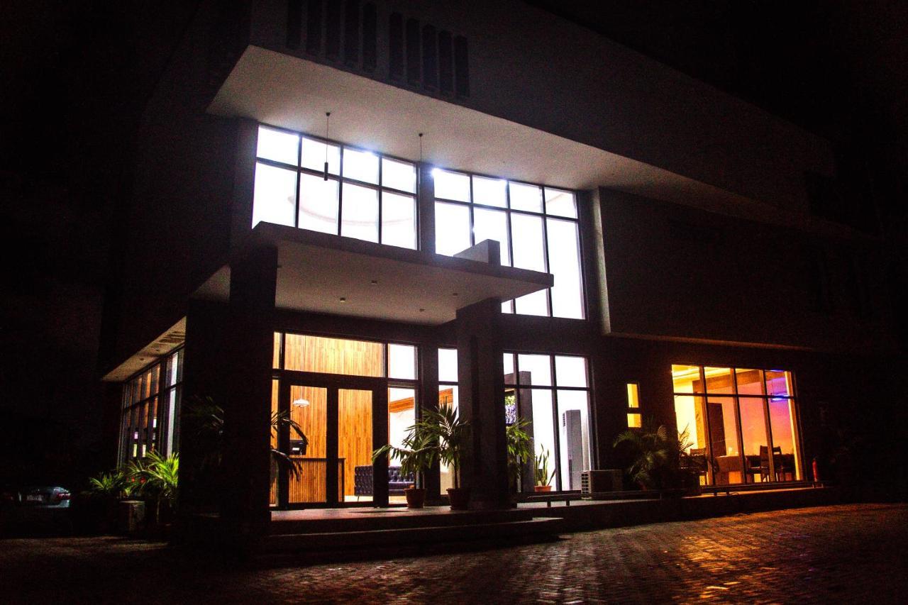 Hotel Capitol อีเคจา ภายนอก รูปภาพ