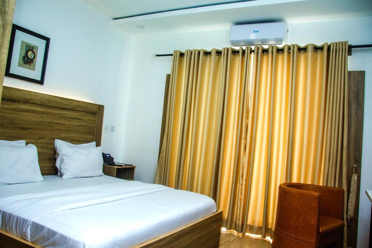 Hotel Capitol อีเคจา ภายนอก รูปภาพ